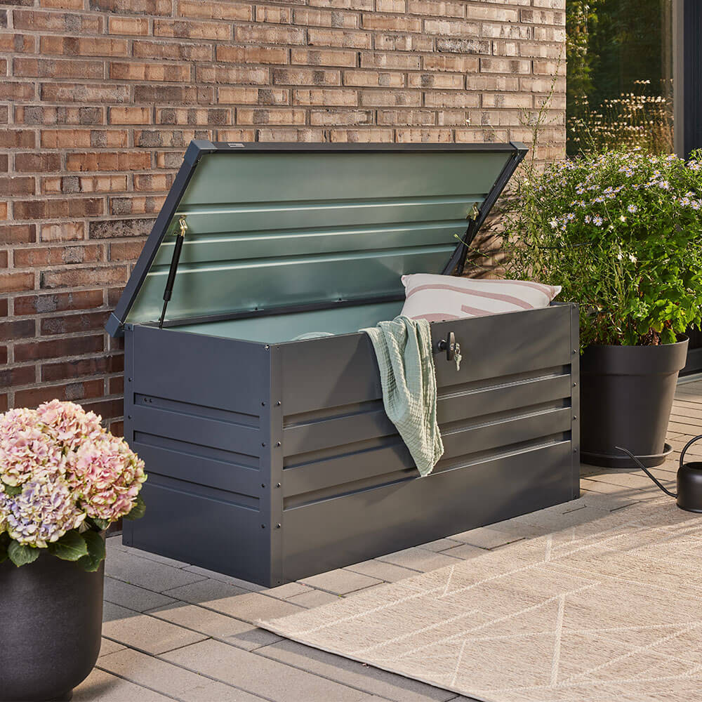 HOME DELUXE Metallaufbewahrungsbox MEGABOX XL - 126 x 56 cm 400l Anthrazit -46% Sie Sparen 46 Prozent, UVP ~~ 279.–~~UVP : 279,–€**149.99***Aktueller Preis: 149,99€ Sternchen Fußnote, Details am Seitenende